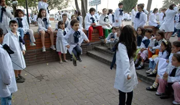 niños ingresandoa escuela