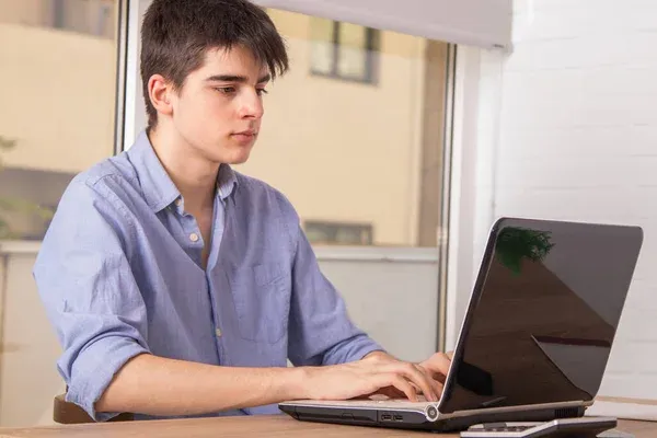 joven y las redes