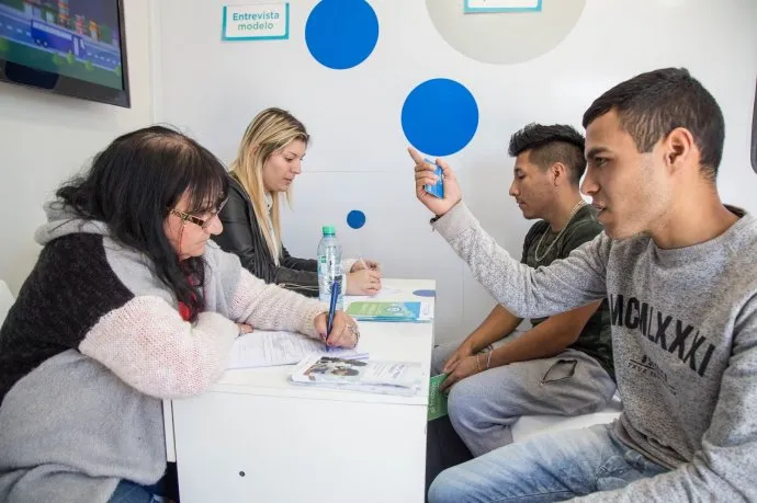 jóvenes menores ingresos