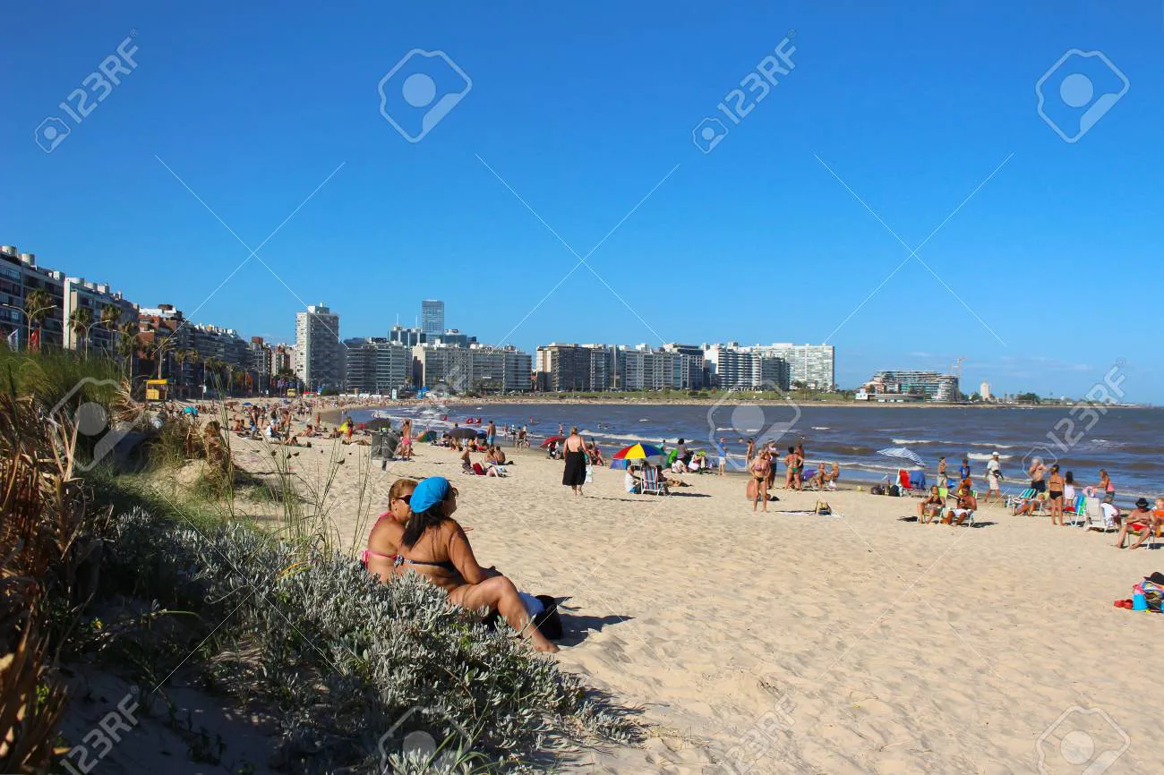 115644729-montevideo-uruguay-2018-02-06-gente-disfrutando-de-la-playa-de-pocitos-en-un-día-soleado-de