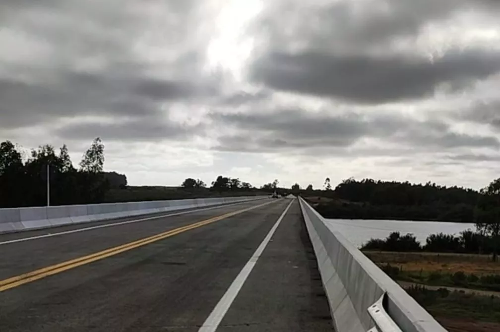 puente sobre río negro.