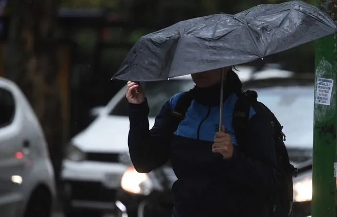 focouy-temporal-lluvias-y-tormentas-paraguasjpg